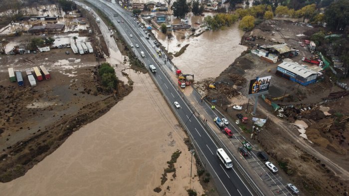 Desde corte de agua en la RM hasta desbordes de ríos: Así se vivió el minuto a minuto del sistema frontal