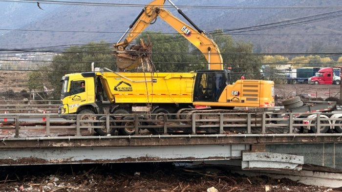 MOP comunicó que se han removido 700 toneladas de basura y escombros en el Puente Mapocho