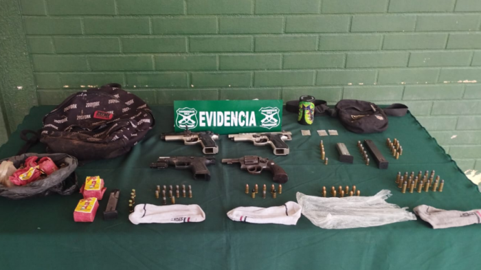 Tres sujetos huyeron al ver a Carabineros y terminaron detenidos en Maipú: Uno portaba 4 pistolas