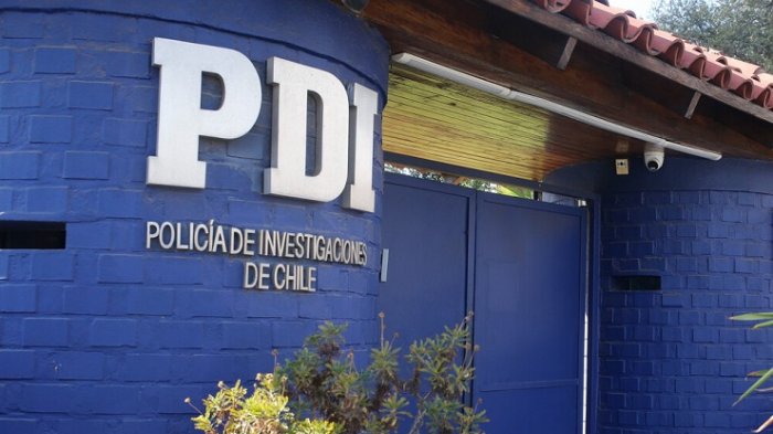 Regalos, dinero y más: Dan de baja a 4 funcionarios de la PDI por coimas para apurar trámites migratorios