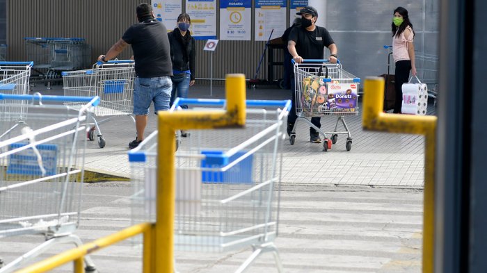 Desde cadenas hasta videovigilancia: Las novedosas medidas para evitar robos de carros de supermercados