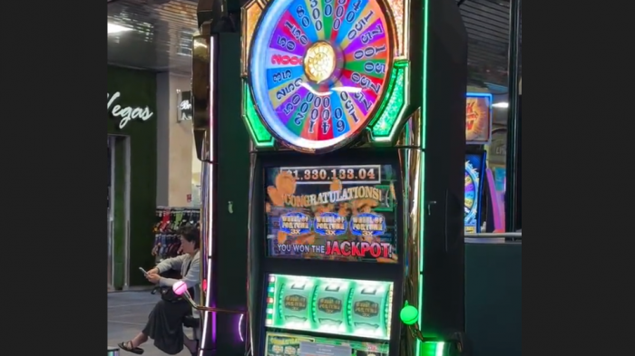 Afortunado: Turista jugó en máquina tragamonedas del aeropuerto en Las Vegas y ganó más de $1.000 millones