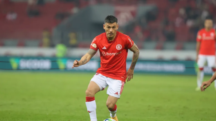 La hinchada lo ovacionó: Charles Aránguiz volvió a jugar tras lesión que lo tuvo 8 meses fuera de las canchas
