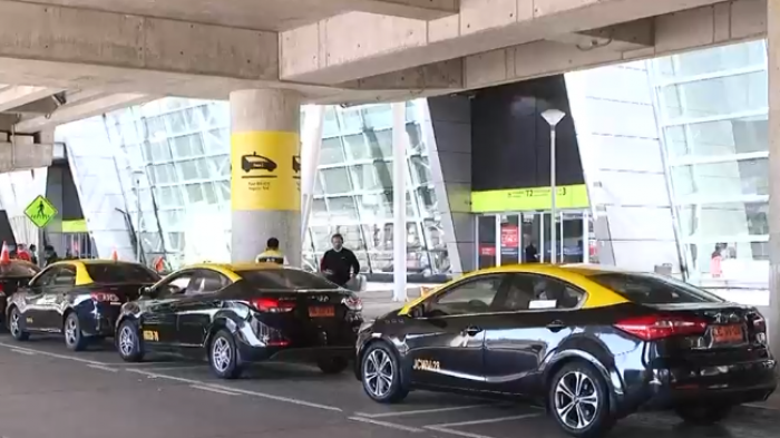 Piratas del Aeropuerto: Supuestos taxistas engañan a pasajeros con tarifas prefijadas