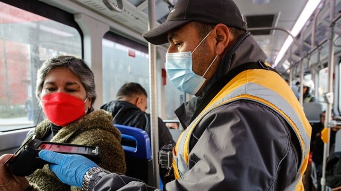 Lucha contra la evasión: Multarán a empresas que abran puertas traseras para permitir que suban pasajeros