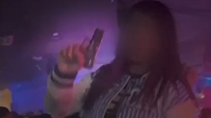 Impactante: Captan a mujer bailando con pistola en la mano al interior de Espacio Don Óscar