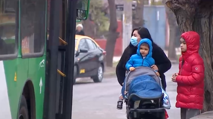 Sólo por ir con coche de guagua: Madre denuncia que no puede subir a las micros tras nueva normativa