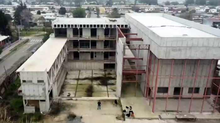 Chile a medias: El centro cultural que prometía ser el más grande de la zona sur poniente de la capital