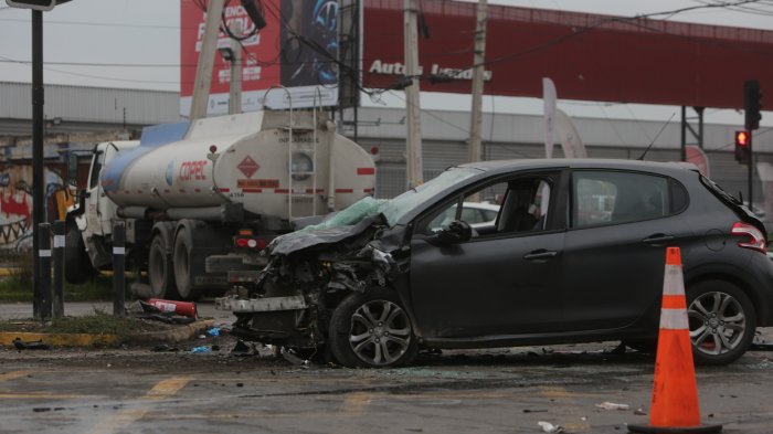 Nueve personas lesionadas dejó colisión entre camión de combustible y automóvil en Camino a Melipilla