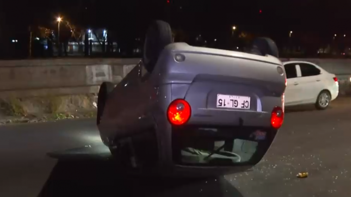 Gran congestión en Avenida Santa María por auto volcado tras choque: Acusan presunto estado de ebriedad