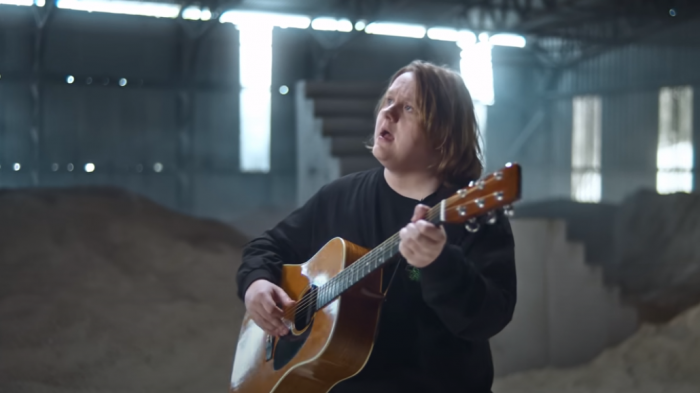 El cantante británico Lewis Capaldi lo padece: ¿Qué es el síndrome de Tourette y cuáles son los síntomas?