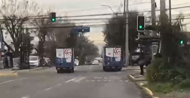 Irresponsabilidad al volante: Camiones repartidores de gas protagonizaron peligrosa carrera en Puente Alto