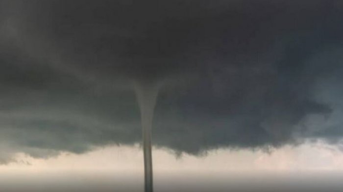 Dirección Meteorológica advierte posibles tornados en zona centro-sur: Revisa en qué regiones sería