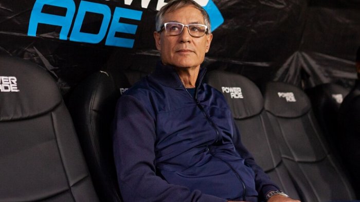 Se acaba su era: Universidad Católica ratifica salida de Ariel Holan y confirma a DT interino