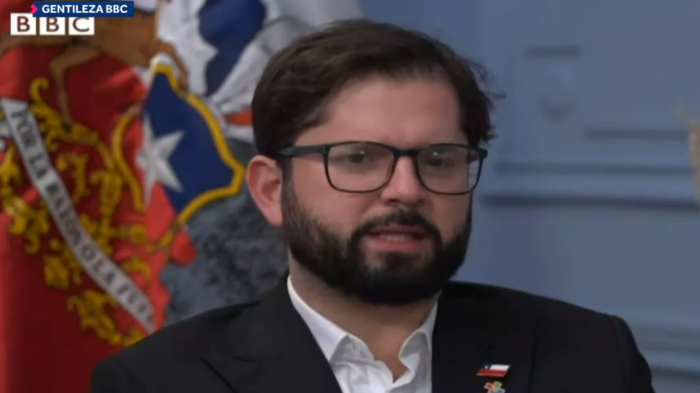 En entrevista con la BBC: Pdte. Boric acusó a la oposición de 