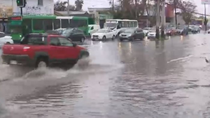 Sistema frontal anega distintos puntos en la RM: Precipitaciones superaron el pronóstico