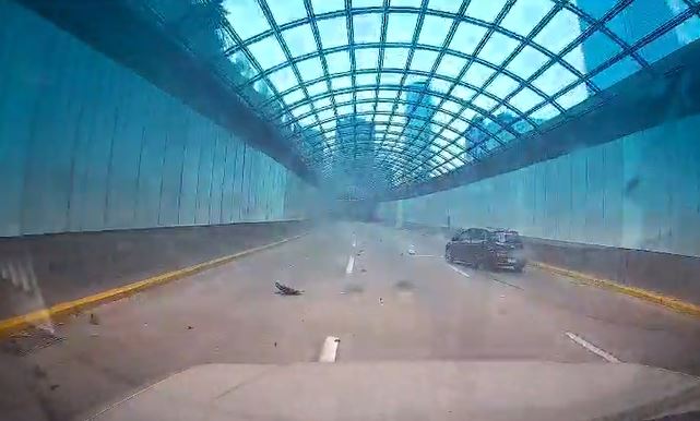 Impactante accidente en autopista Costanera Norte: vehículo de alta gama se dio a la fuga