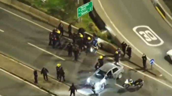 Asalto y persecusión terminó con dos detenidos en Vitacura: Sujetos chocaron contra barrera de contención