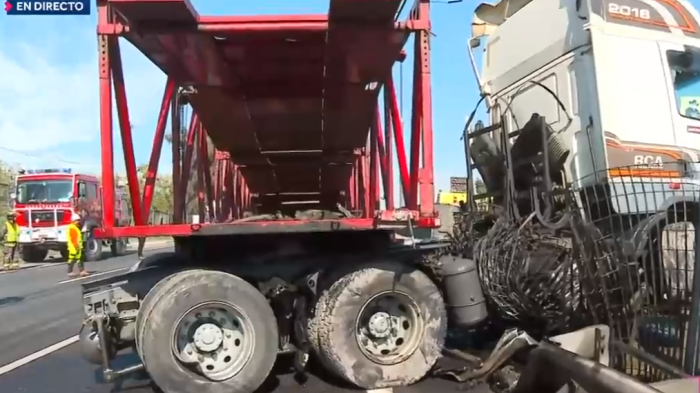 Petróleo quedó derramado: Choque de camión mantiene cortada la Ruta 5 Sur