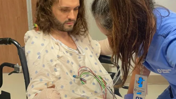 Estuvo al borde de la muerte: Hombre sufrió la amputación de ambas manos al ser picado por una pulga