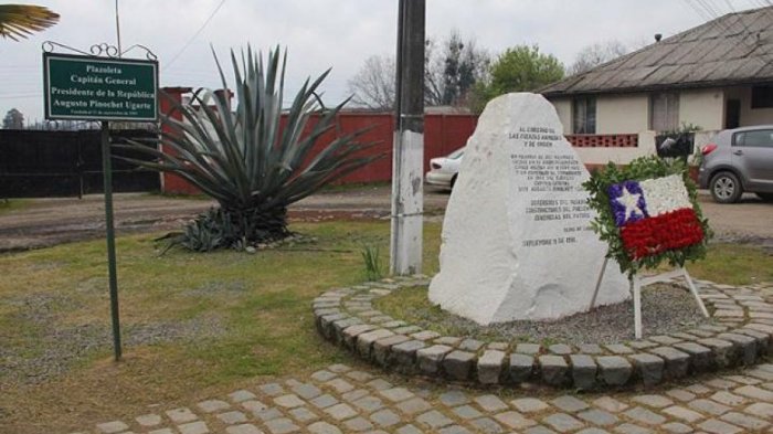 De noche y anticipándose a autoridades: Desconocidos retiraron polémico monolito a Augusto Pinochet en Linares