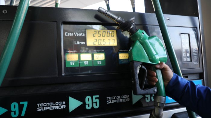 Precios de combustibles suben esta semana: Conoce de cuánto es el alza del valor por litro