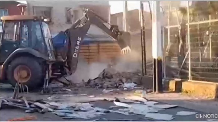 Demolición de mausoleo narco en La Granja termina en incidentes: Autoridades tuvieron que abandonar el lugar