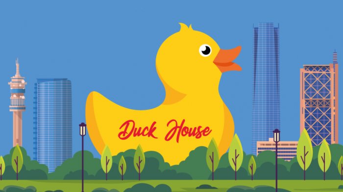 Patito de 8 metros sorprende a transeúntes en Barrio Italia