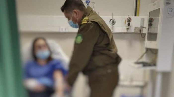 Carabinera fue baleada por asaltantes mientras esperaba la micro en Estación Central