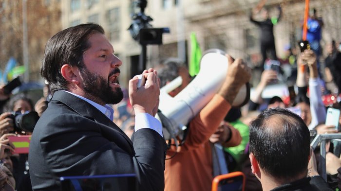 Pdte. Boric salió a hablar con manifestantes frente a La Moneda: 