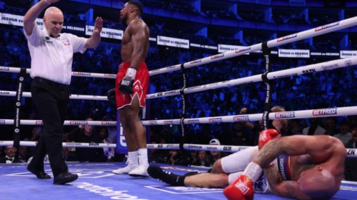 La celebración por knock out del boxeador Anthony Joshua que desató la furia de los asistentes