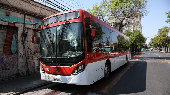 Conductor de bus RED denuncia haber sido multado tras subir silla de ruedas por puerta trasera