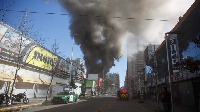 Incendio afectó a local comercial en Santiago: Columna de humo fue vista desde diferentes puntos de la RM