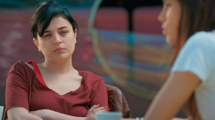 Sule tiene cara a cara con Zeynep y le advierte que Melek no la quiere ver