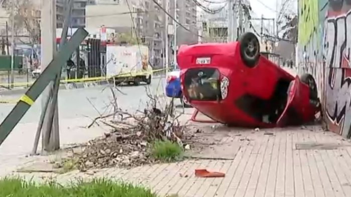 Insólito: Conductor ebrio volcó su automóvil y fingió su robo en Ñuñoa