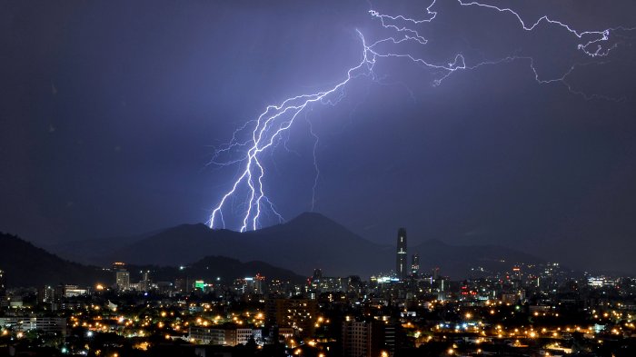 Senapred emite Alerta para tres regiones del país ante posibles tormentas eléctricas