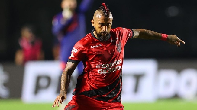 Arturo Vidal explota tras golazo anulado en el Athletico Paranaense: 
