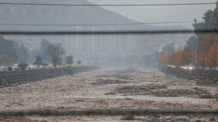 Preocupación por llegada de intensos sistemas frontales al país: ¿Cuánto lloverá en Santiago y regiones?
