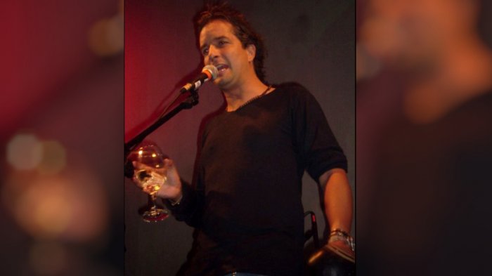 Detienen a Pablo Mackenna tras chocar ebrio contra un taxi en Las Condes