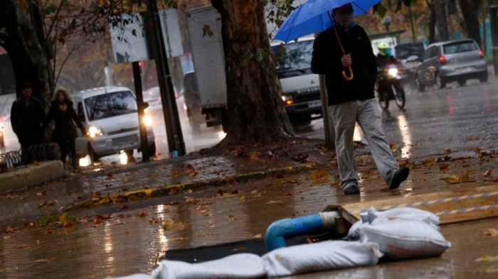 Santiago podría registrar lluvia histórica: Intenso sistema frontal llega este martes a la capital