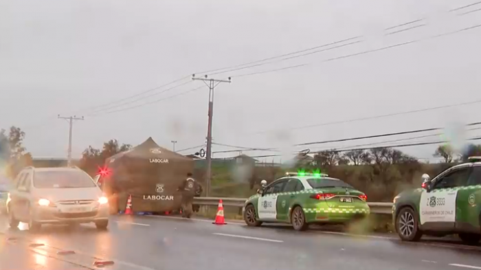 Macabro hallazgo en Ruta 68: Encuentran cuerpo baleado y con heridas cortantes al costado de calzada