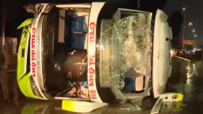 Bus con destino a Puerto Montt y que trasladaba a 14 personas volcó en San Bernardo