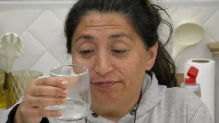 Ideal en estos días: Pincoya se lució con tutorial de centenaria infusión chilota para recuperarse del resfrío