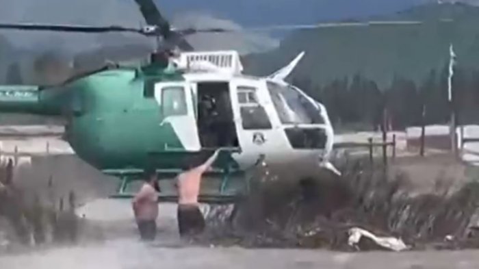 Carabineros realizó dramático rescate en helicóptero de cuatro personas aisladas en El Monte
