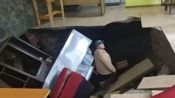 Insólito: Socavón de más de un metro apareció en pleno living de una cabaña en Coliumo