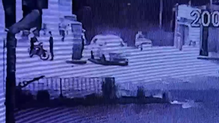 Motociclista arrastró y baleó a bombero tras no pagar en servicentro: Cámaras registraron los disparos