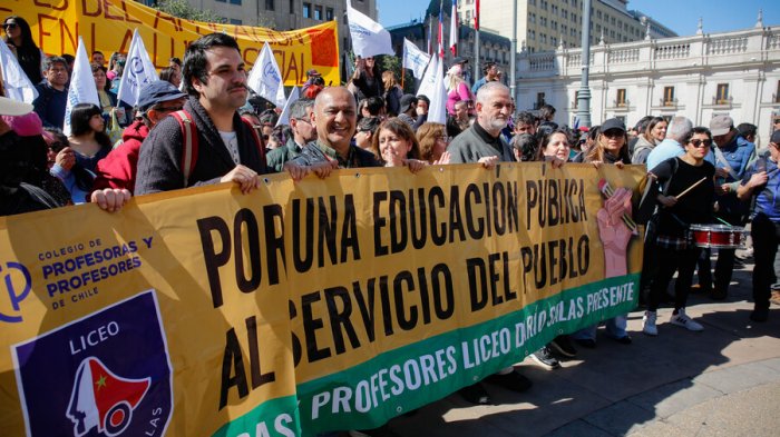 Colegio de Profesores votará este jueves si continúa o baja el paro