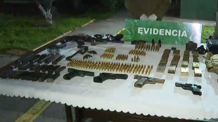 Hallaron 8 kilos de cocaína, pistolas y armamento de guerra en departamento de La Pintana