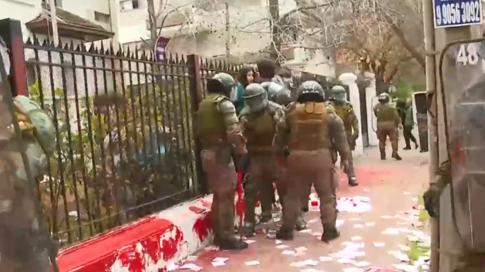 12 detenidos tras protesta en las afueras de la UDI: Estudiantes se encadenaron a la reja