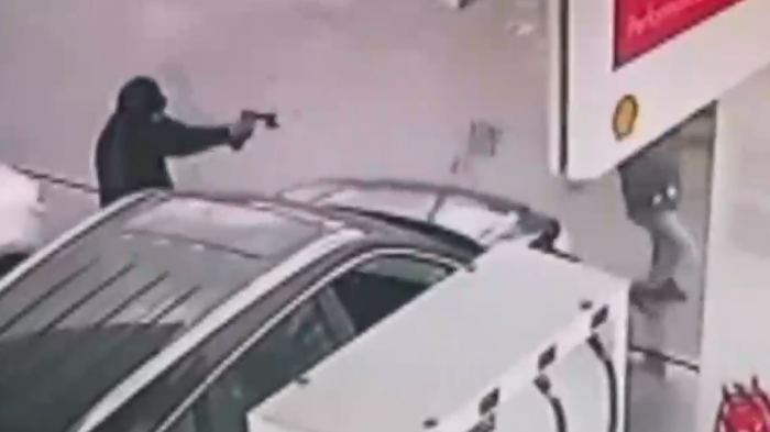 Hombre fue asesinado mientras cargaba bencina en Curicó: Le dispararon unas 10 veces